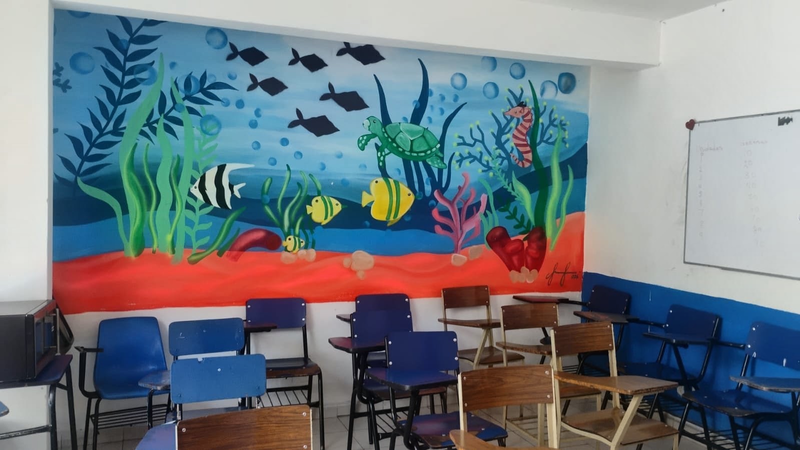 Aula con mural marino del Centro de Estudios SAN LUIS